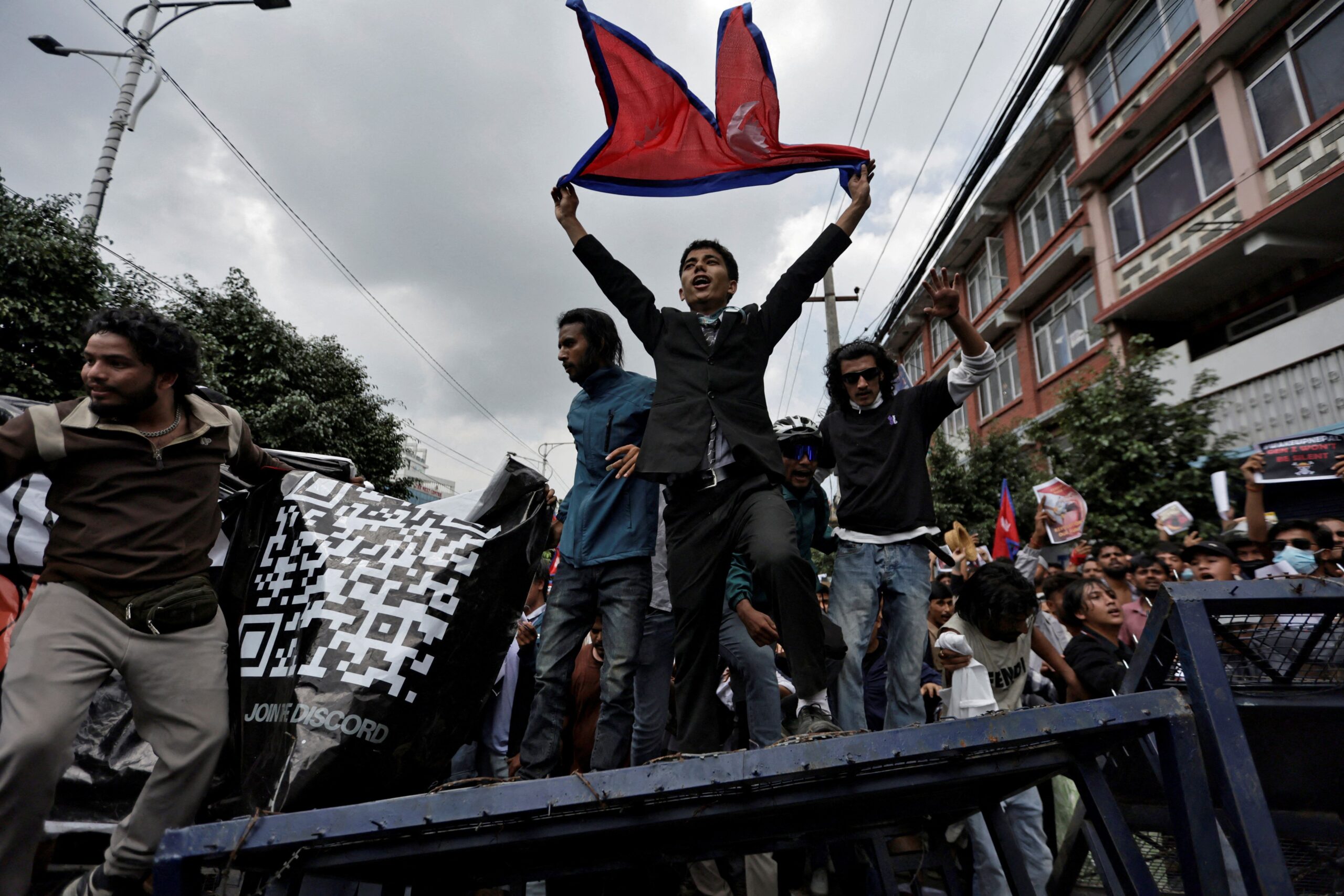 Manifestantes e Exército do Nepal negociam escolha de líder interino