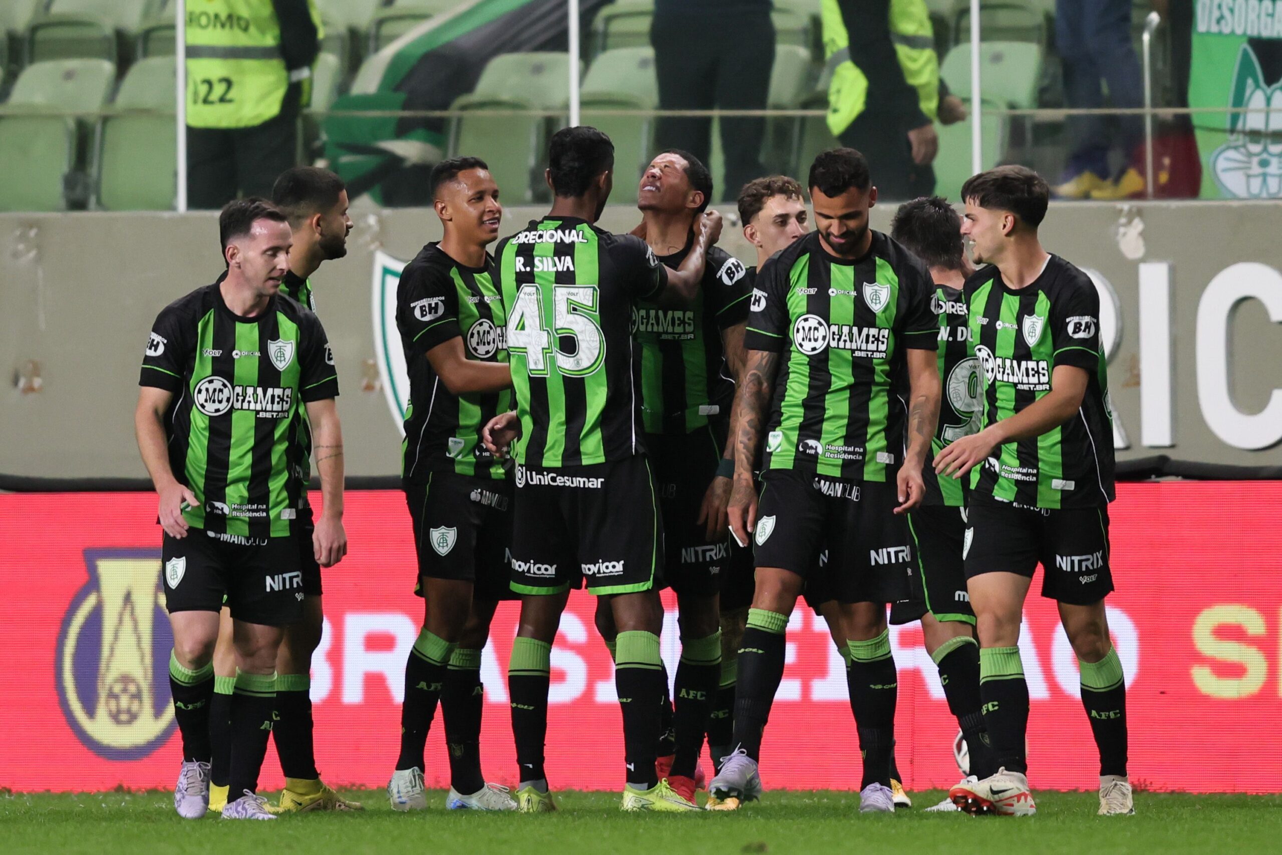 América-MG vence Avaí, quebra tabu e ganha “sobrevida” na Série B