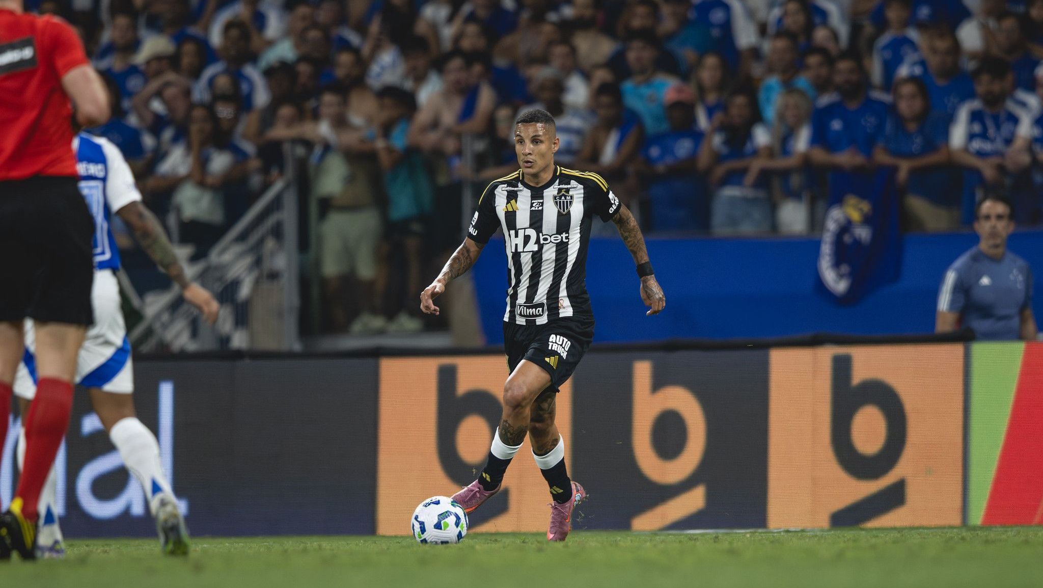 Arana é expulso por agressão em derrota do Atlético-MG para Cruzeiro; veja