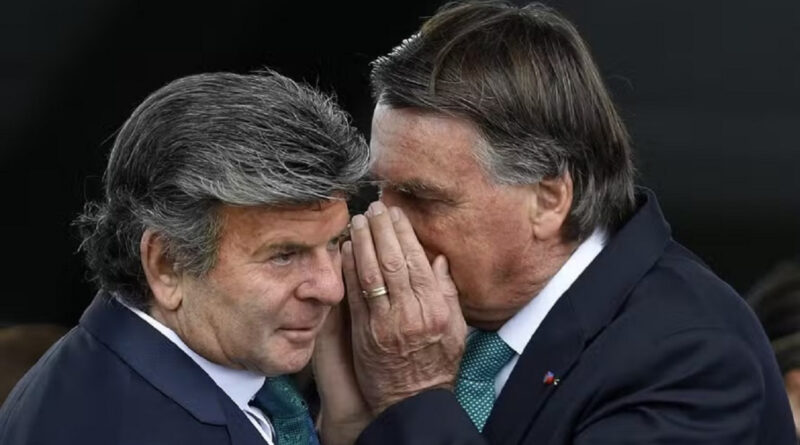 Rumores indicam que Luiz Fux pode ser o nome apoiado por Jair Bolsonaro para disputar a presidência em 2026. Veja cenários e análises.