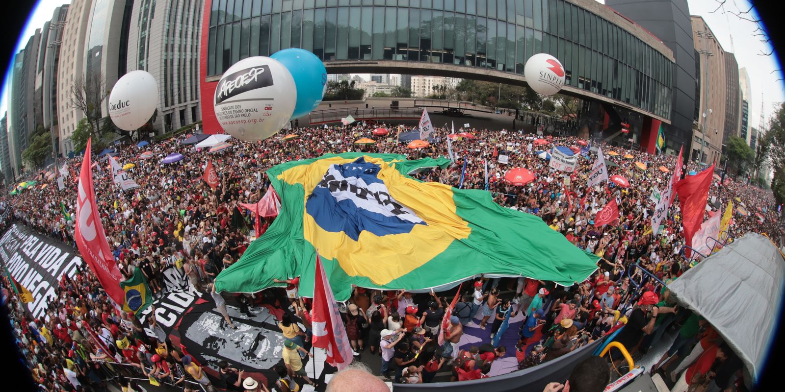 São Paulo tem 42 mil pessoas em ato contra PEC da Blindagem e anistia
