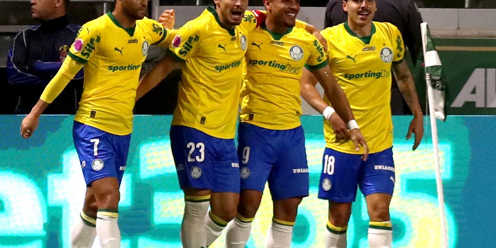 Brasileiro: Palmeiras goleia Bragantino e permanece com folga na ponta