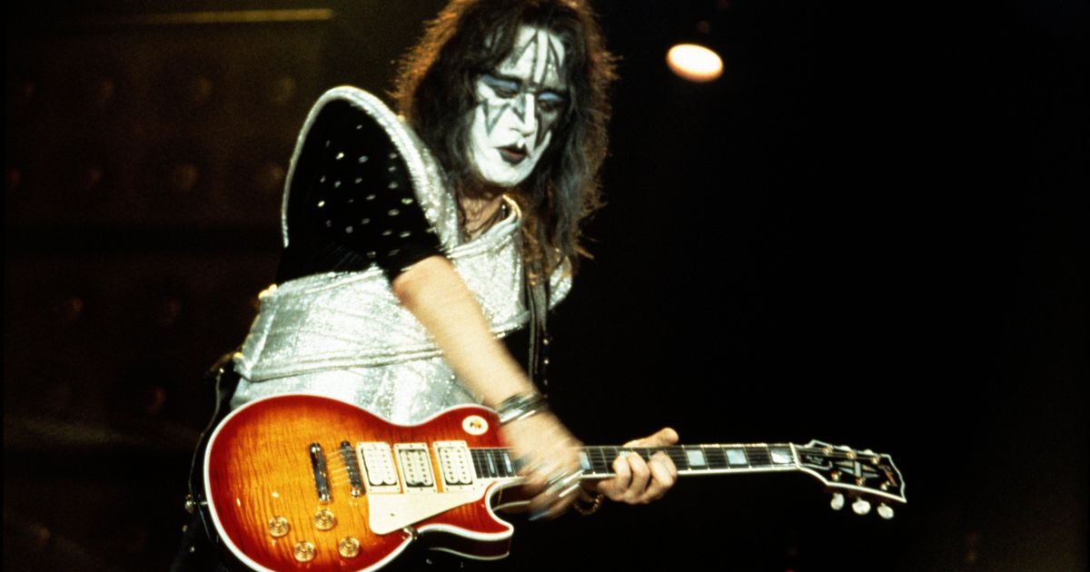 Causa da morte de guitarrista original do Kiss é revelada