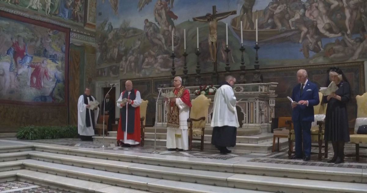 Rei Charles e papa Leão XIV rezam juntos em cerimônia inédita em 500 anos
