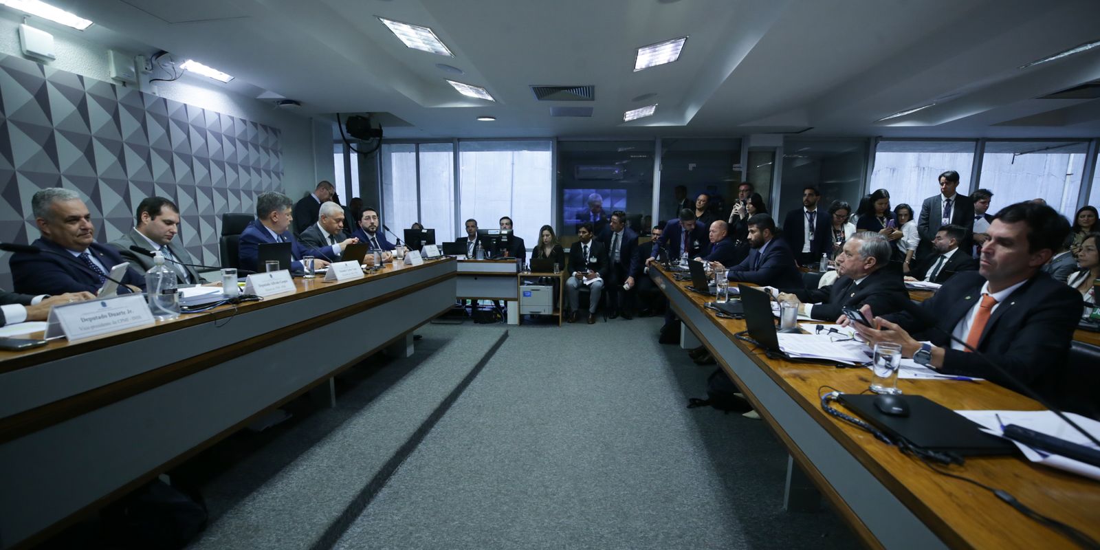 Dino autoriza silêncio de presidente de sindicato na CPMI do INSS