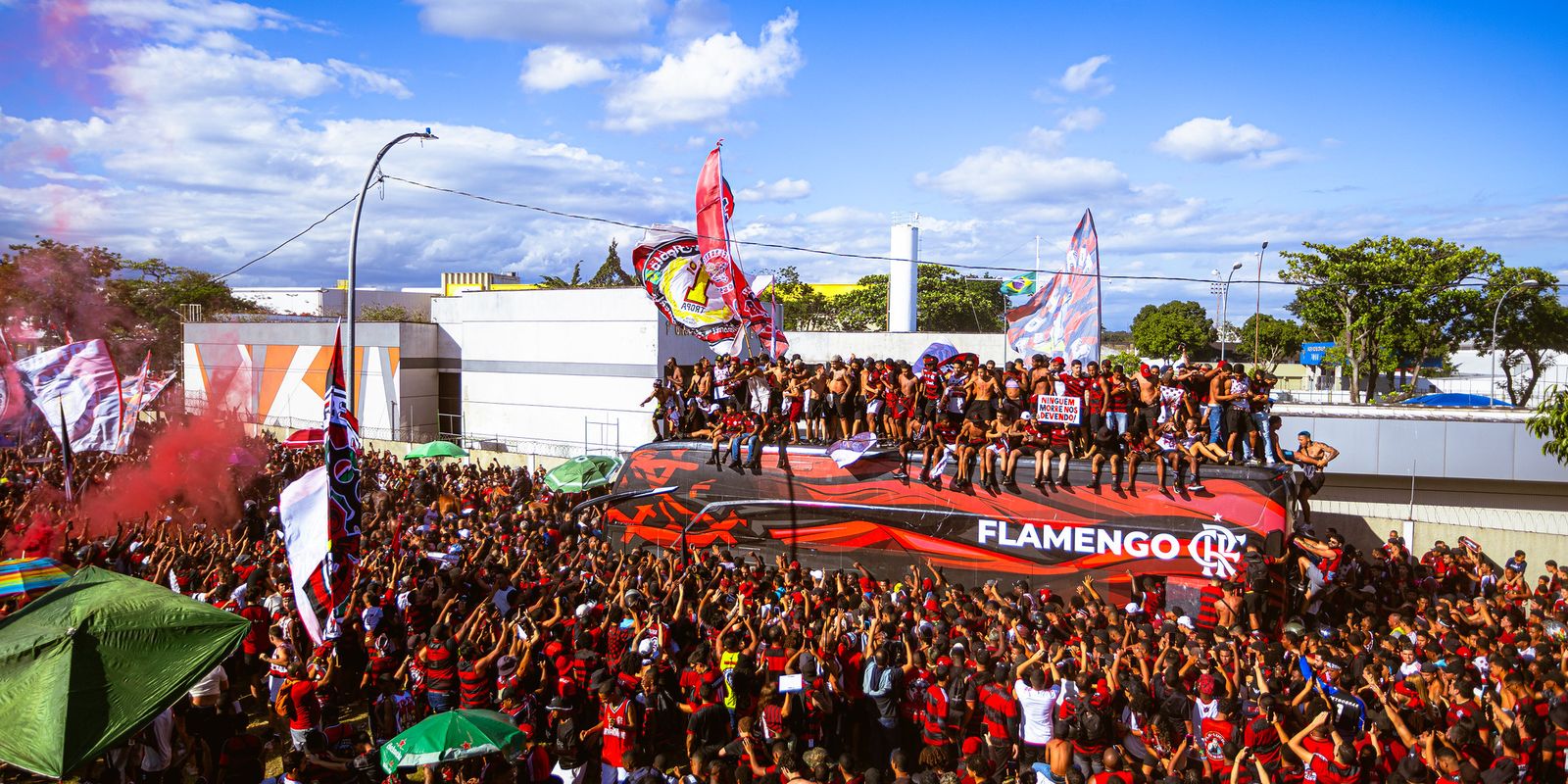 Flamengo embarca para final da Libertadores com festa da torcida