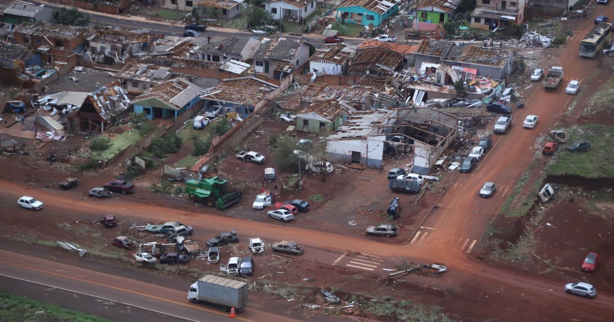 Governo do PR propõe auxílio de R$ 50 mil por família atingida pelo tornado