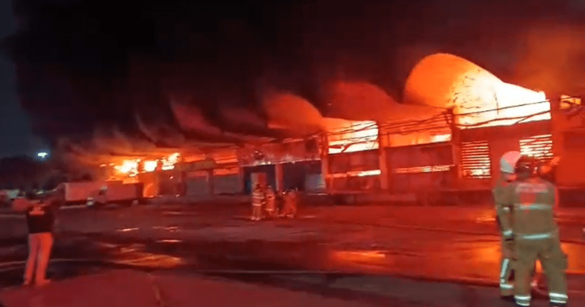 Quatro bombeiros passam mal durante combate a incêndio na Ceasa no Rio