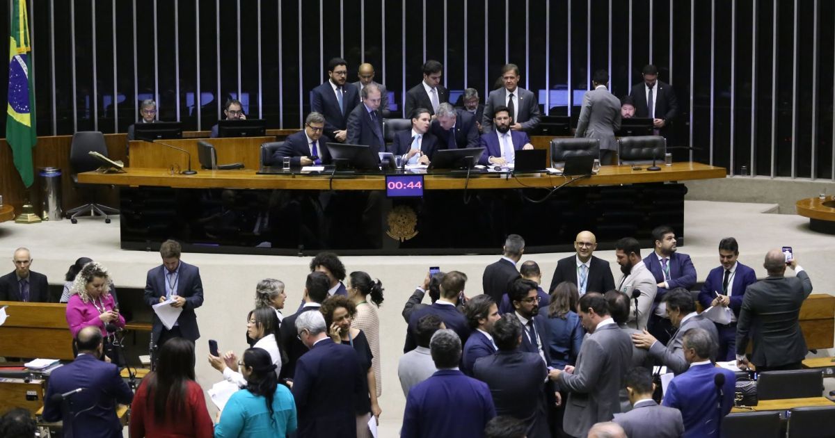 Câmara aprova corte benefícios tributários e aumento de taxação de bets