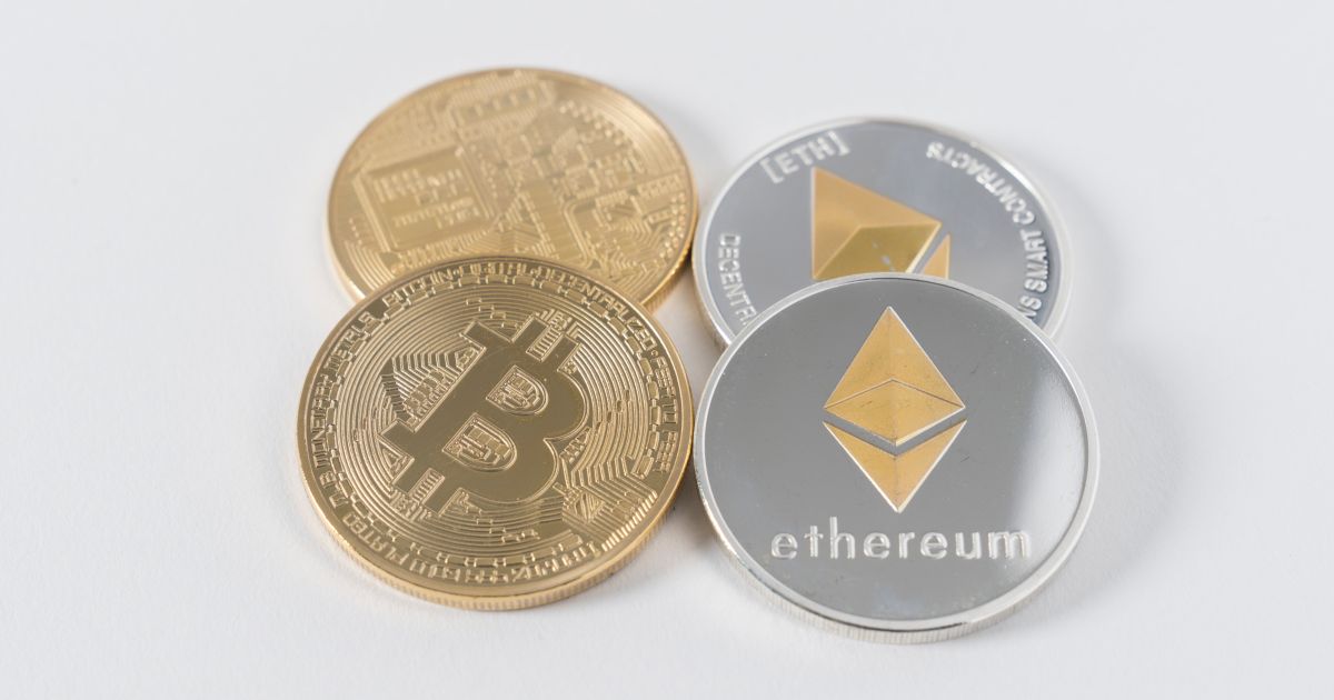 Criptomoedas recuam na sessão e no ano após ata do Fed e tensões