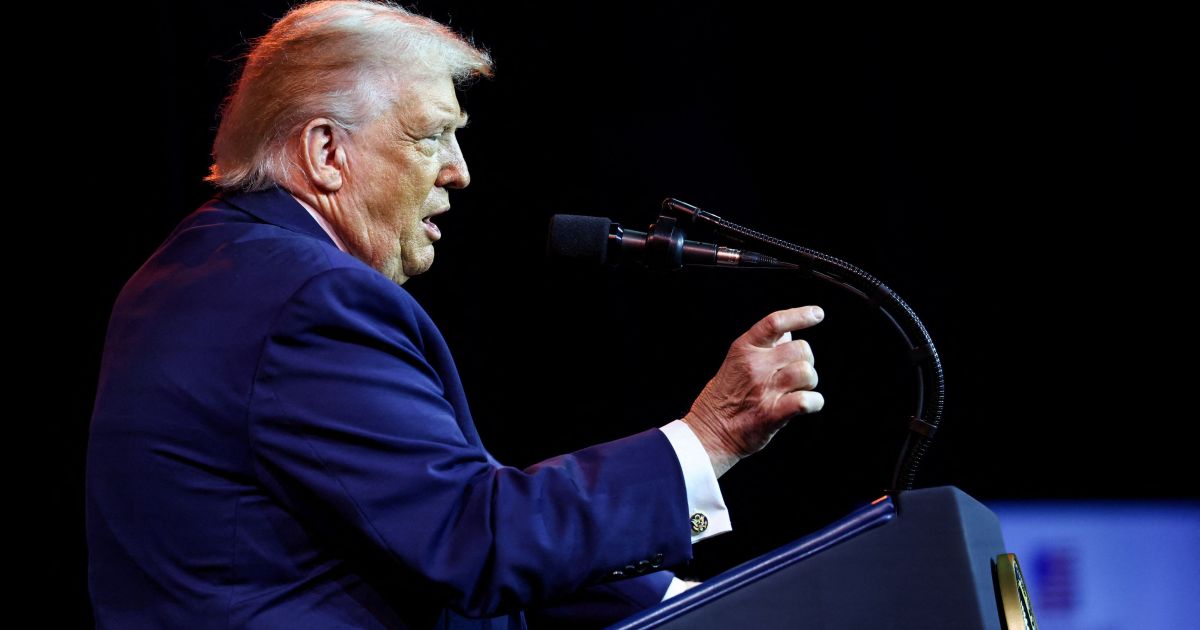 Trump defende secretária de segurança e “czar da fronteira” após protestos