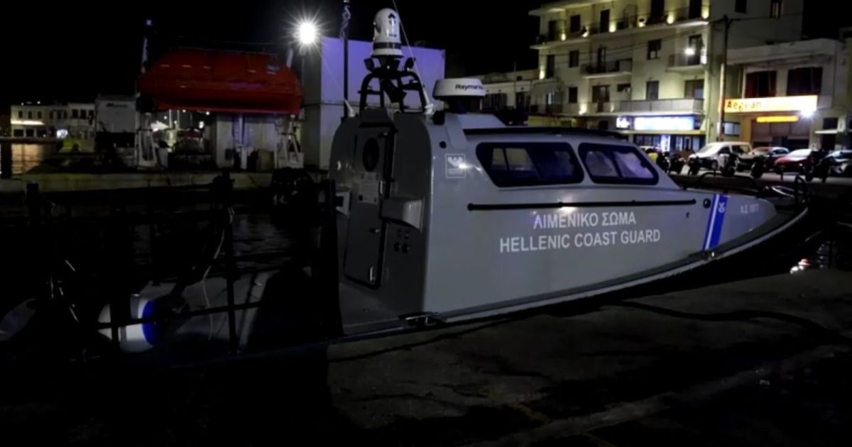 Colisão de bote com barco da guarda costeira mata 15 migrantes na Grécia