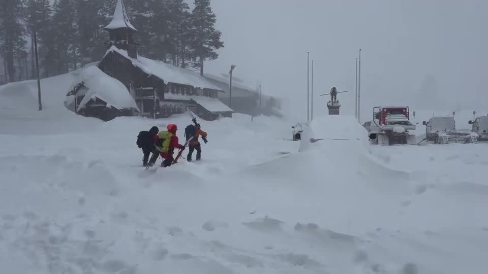 Avalanche na Califórnia deixa nove esquiadores desaparecidos
