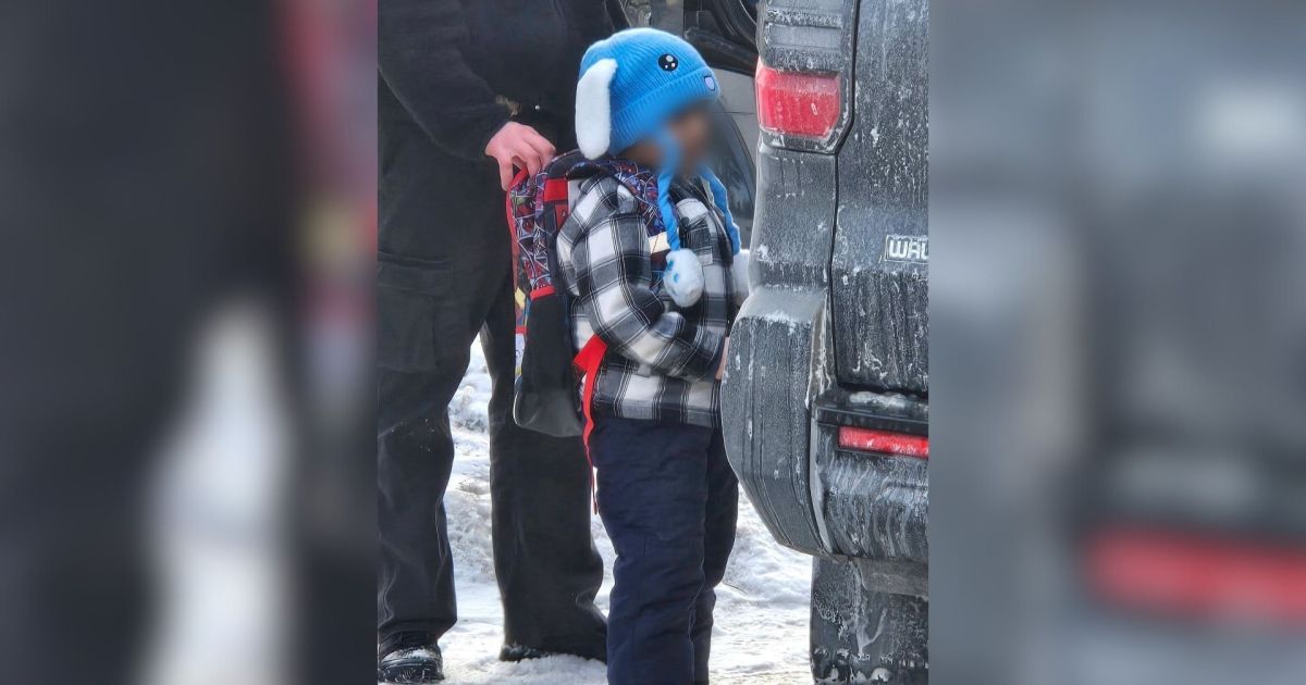 Menino de cinco anos detido pelo ICE é liberado e retorna a Minneapolis