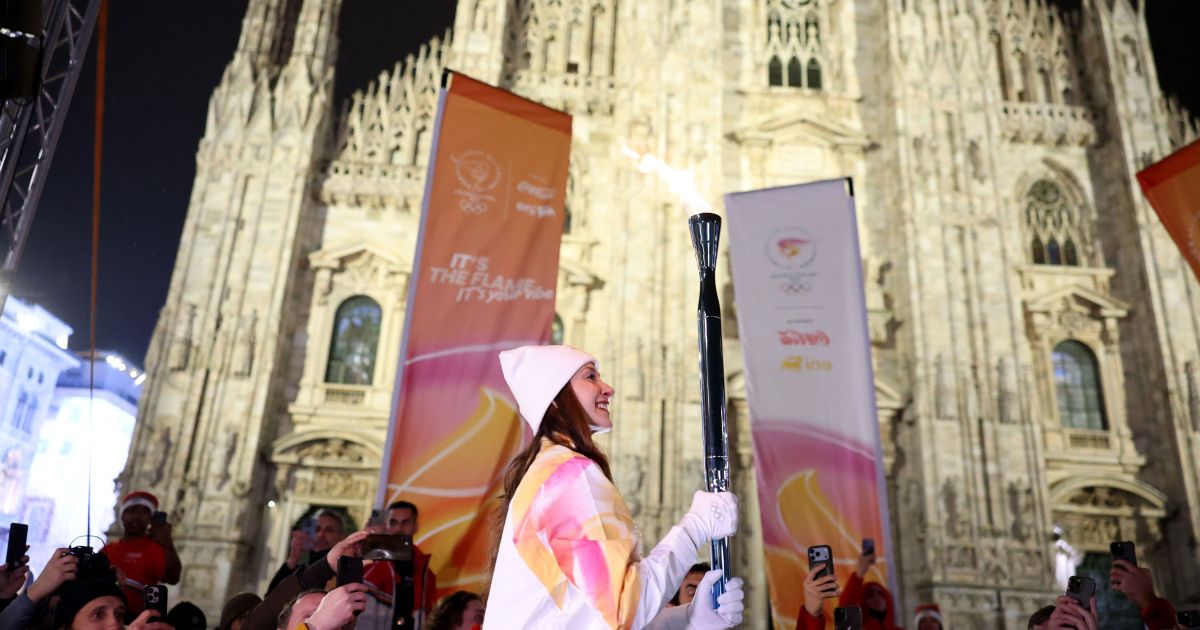 Entre aplausos e protestos, tocha olímpica chega a Milão para a abertura