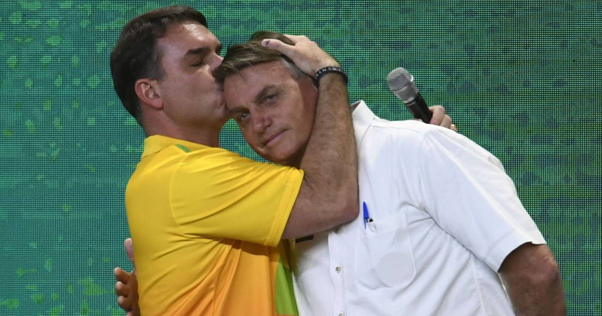 Flávio Bolsonaro adota cautela sobre prisão domiciliar a Jair Bolsonaro