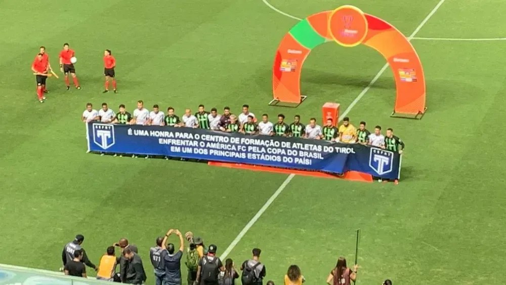 Tirol homenageia América-MG antes de duelo pela Copa do Brasil