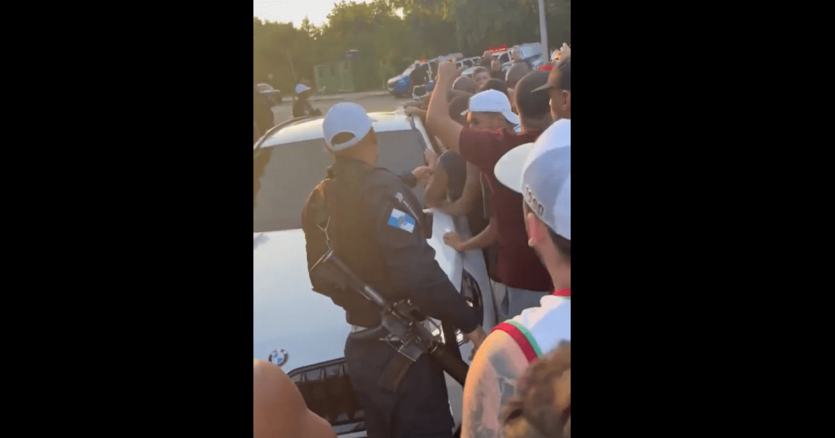 Organizada do Fluminense protesta e entra no CT para conversa com elenco