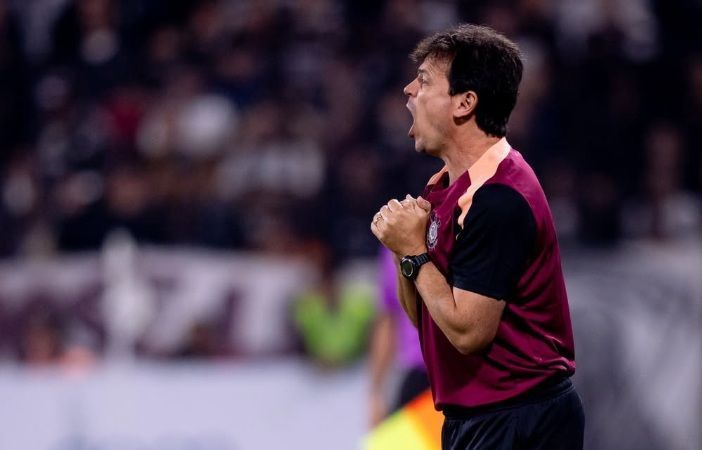 O que disse Fernando Diniz após vitória do Corinthians sobre o Platense