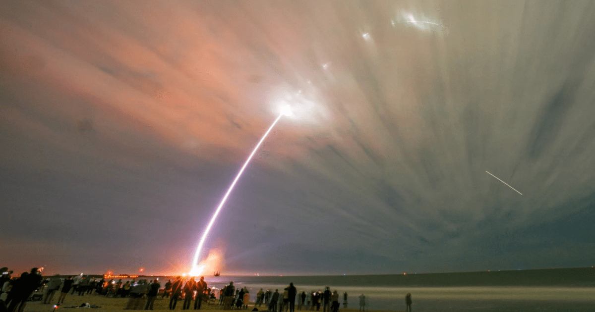Blue Origin reutiliza propulsor e lança New Glenn em missão espacial