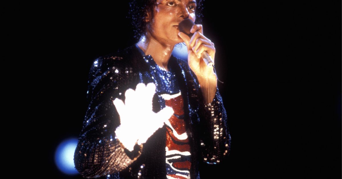 Luva de cristais usada por Michael Jackson é leiloada por quase R$ 1 milhão