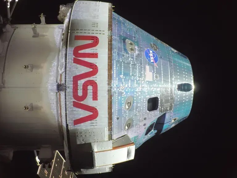 Artemis Il avança e nave Orion passa a ser “puxada” pela Lua; entenda