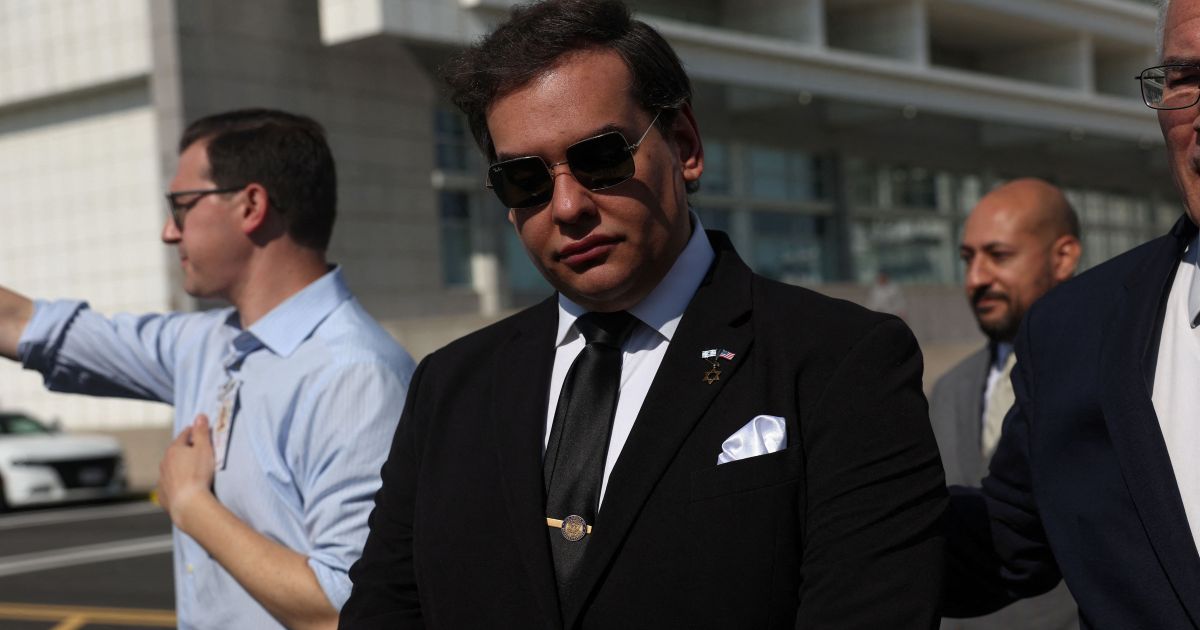 George Santos faz acordo de US$ 35 mil por irregularidade em apostas