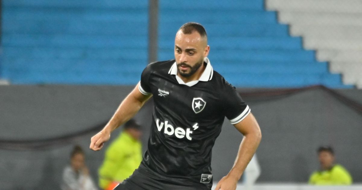 Botafogo recebe proposta milionária pelo atacante Arthur Cabral