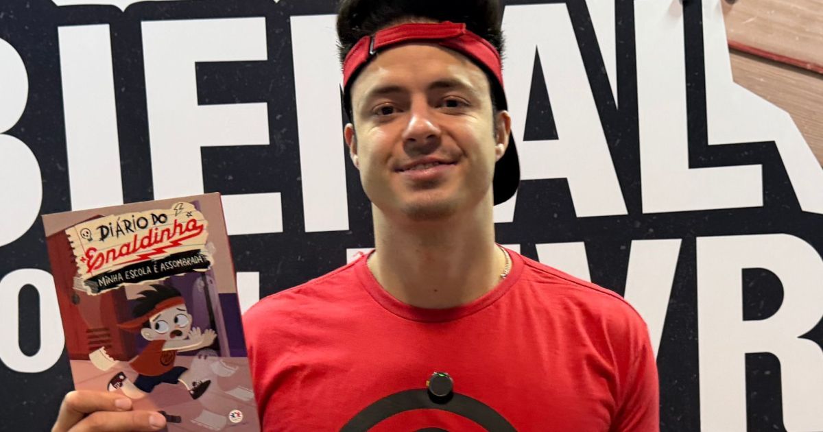 “Já passei pelo bullying”, diz Enaldinho ao lançar livro na Bienal de SP