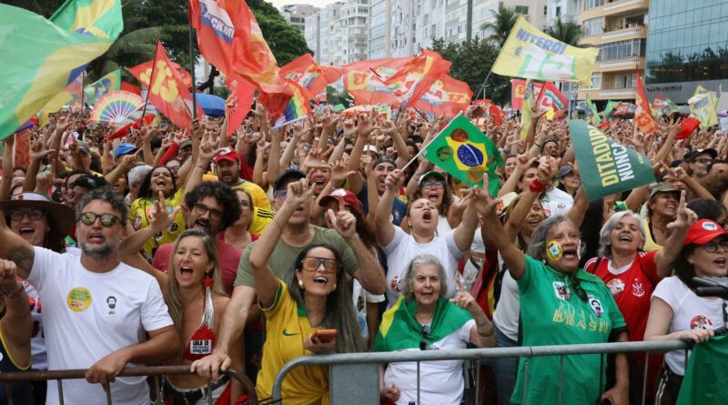 Ato em apoio à democracia e a Lula reúne milhares em Copacabana