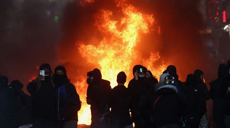 Tensões voltam a crescer; França contabiliza custos de protestos Tensões voltam a crescer; França contabiliza custos de protestos
