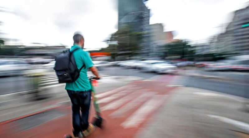 CET começa a fiscalizar bicicletas elétricas e patinetes na cidade de SP