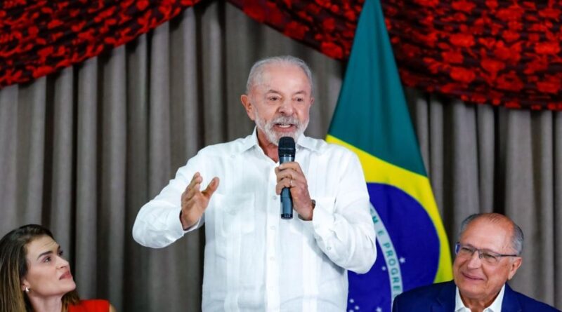Lula reclama de “decisões tendenciosas” após suspensão do canal de Janones Lula reclama de “decisões tendenciosas” após suspensão do canal de Janones