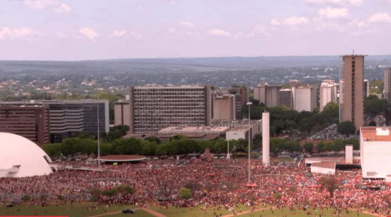 Ato em apoio a Lula reúne manifestantes na Esplanada em Brasília Ato em apoio a Lula reúne manifestantes na Esplanada em Brasília