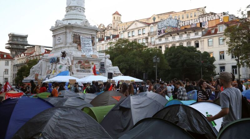Manifestantes ocupam praças em Portugal e prometem continuar protestos