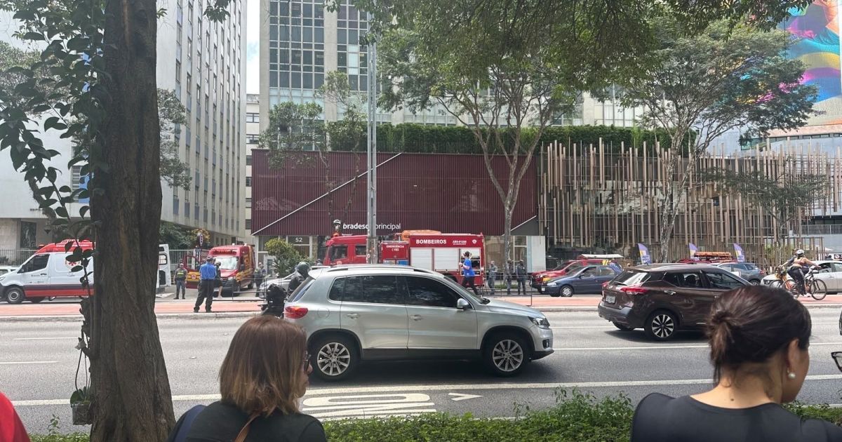 Explosão de bueiro deixa três feridos na avenida Paulista