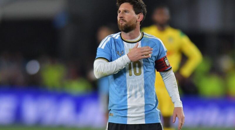 VÍDEO: juiz pede autorização a Messi para encerrar despedida pela Argentina