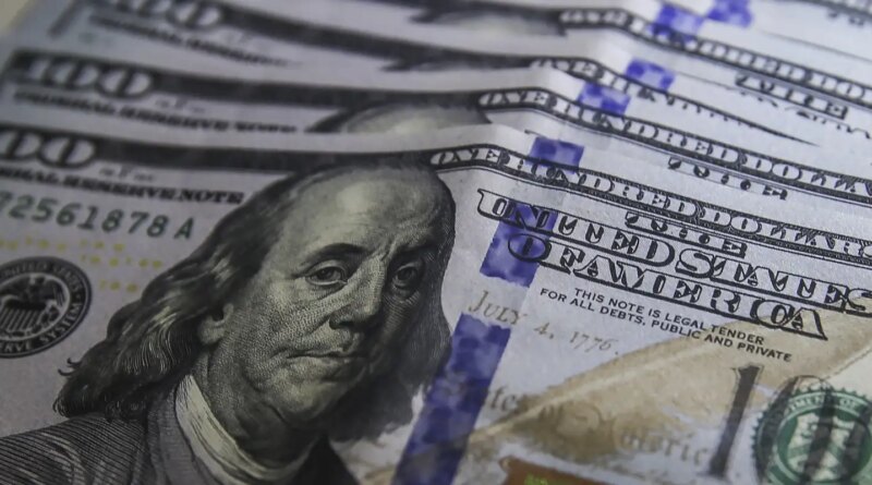 Dólar cai para R$ 5,01 com exterior e expectativa eleitoral no Brasil