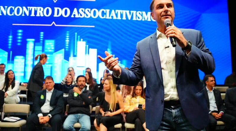 Flávio faz visita ao pai em prisão domiciliar e recebe apoios em SP Flávio faz visita ao pai em prisão domiciliar e recebe apoios em SP