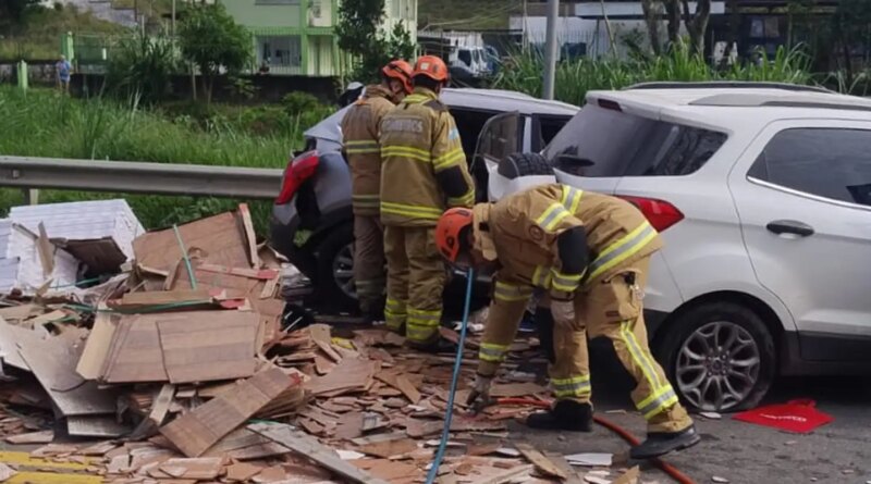 Acidente em Barra do Piraí deixa cinco pessoas mortas e nove feridos Acidente em Barra do Piraí deixa cinco pessoas mortas e nove feridos