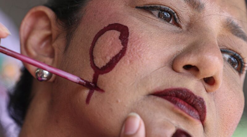 Aumentam agressões políticas em mês de luta contra violência à mulher Aumentam agressões políticas em mês de luta contra violência à mulher