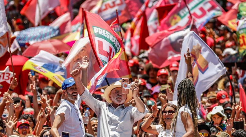 Brasil não será governado por sócios do Banco Master, diz Lula em ato