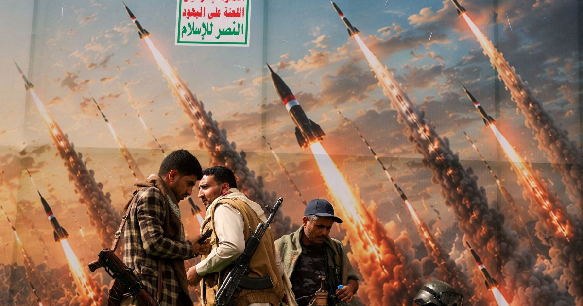 Houthis atacam aeroporto de Áden em meio à intensificação dos combates