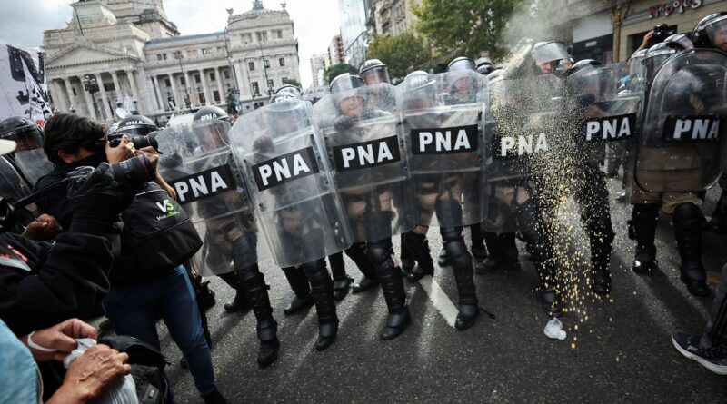 Ajuste de Milei reduz número de novos aposentados em 53% na Argentina Ajuste de Milei reduz número de novos aposentados em 53% na Argentina