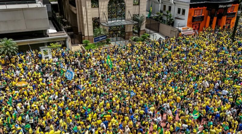 Campanha de Flávio Bolsonaro realiza manifestação na Paulista Campanha de Flávio Bolsonaro realiza manifestação na Paulista
