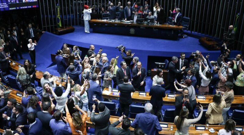 Imprensa estrangeira vê vitória de Lula em aprovação do fim da 6×1 Imprensa estrangeira vê vitória de Lula em aprovação do fim da 6×1