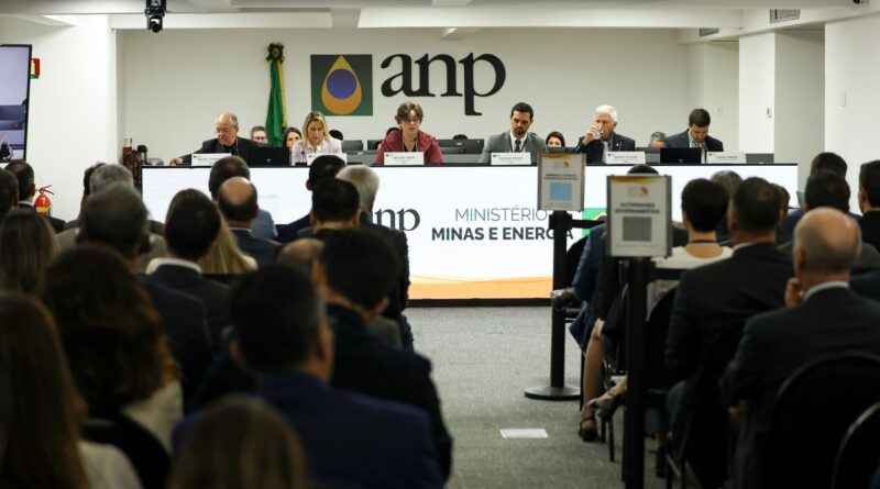 Leilão da ANP arrecada R$ 3 bilhões com a venda de 49 blocos Leilão da ANP arrecada R$ 3 bilhões com a venda de 49 blocos