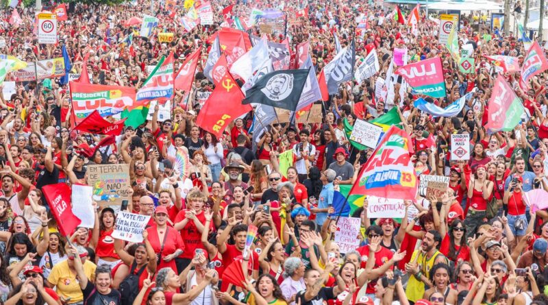 Milhares de pessoas lotam a orla de Copacabana em apoio a Lula Milhares de pessoas lotam a orla de Copacabana em apoio a Lula