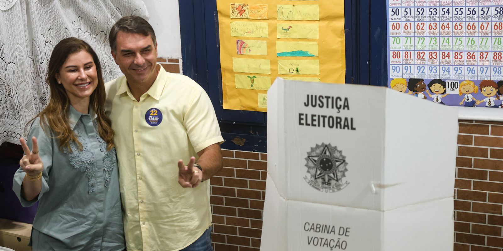 Ao votar no Rio de Janeiro, Flávio diz que representa a mudança